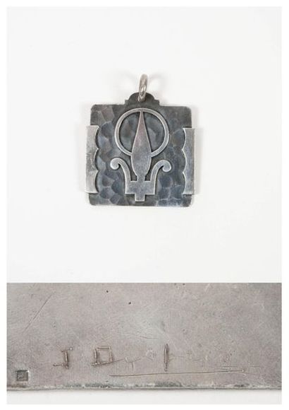 Jean DESPRES (1889-1980) Important pendentif en métal argenté uni et martelé de forme...