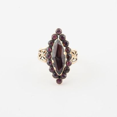 null Marquise ring in yellow gold (750) adorned with a shuttle-cut garnet in a closed...