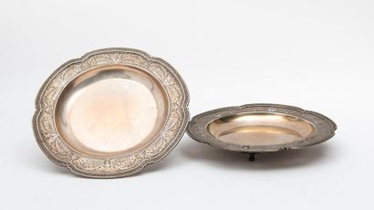 Paul CANAUX & Cie, actif à Paris entre 1892 et 1911 Paire de plats circulaires polylobés...