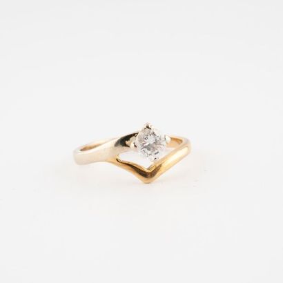 null Bague solitaire en or jaune rhodié (585) ornée d'un diamant de taille brillant...
