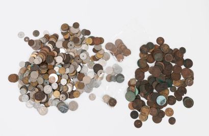 TOUS PAYS, XIXème-XXème siècles Monnaies et quelques jetons en métal ou cuivre.
Quelques...