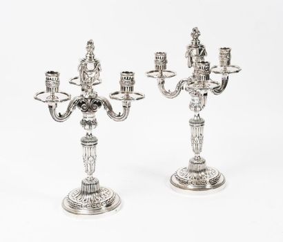 Style Louis XVI, début du XXème siècle Pair of silver bronze candelabra formed by...