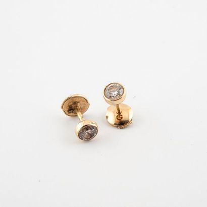 null Pair of ear studs in yellow gold (750) adorned with brilliant-cut diamonds in...