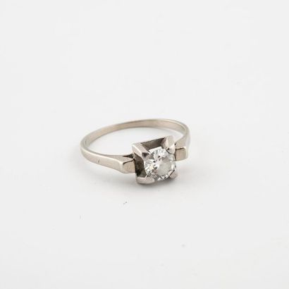 null Bague solitaire en or gris (750) et platine (850) ornée d'un diamant de taille...
