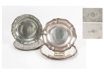 ERCUIS Deux plats circulaires moulurés en métal argenté à cinq agrafes feuillagées.
Poinçon...