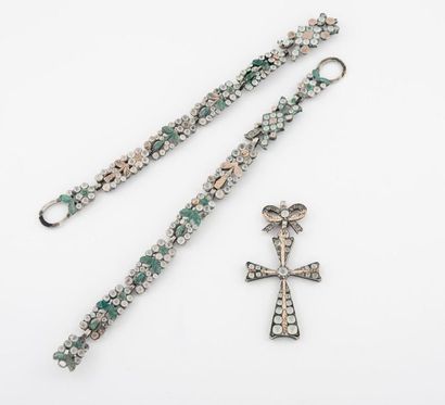null - Pendant metal cross decorated with faceted white stones and held by a knot.
-...