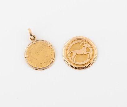 null - Médaille en or jaune (750) retenant une pièce de 5 francs, Napoléon III, 1857....