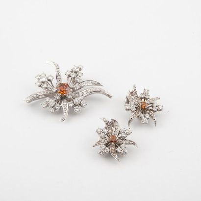 null White gold (585) half-pieces comprising a pair of ear clips and a brooch, featuring...