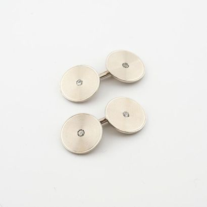 null Paire de boutons de manchette en or gris (750) de forme ronde à décor rainuré...