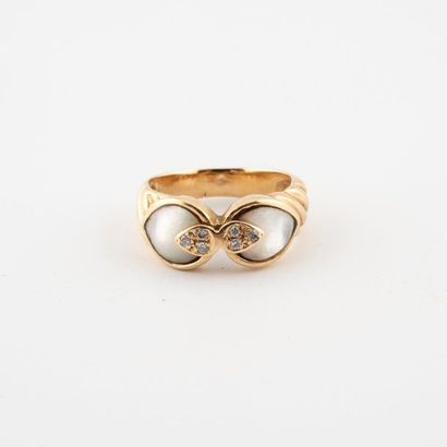 null Ring in yellow gold (750) gadrooned with two mother-of-pearl motifs underlined...