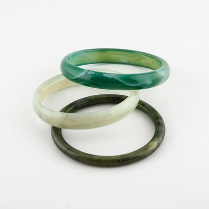 null Lot de trois bracelets jonc en jade jadéite, jade néphrite et jade baigné. 
Tour...