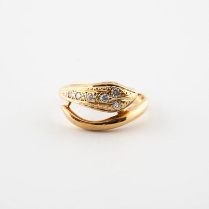 null Bague en or jaune (750) à motif d'un serpent orné de six diamants de taille...