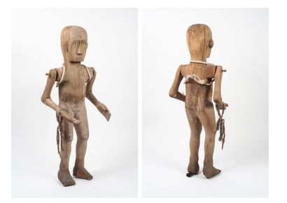 INDONÉSIE Statue Toraja en bois sculpté et articulé. 

Les yeux en amande. 

H. :...