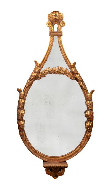 ANGLETERRE, début du XXème siècle Carved and gilded wood drop-shaped mirror with...