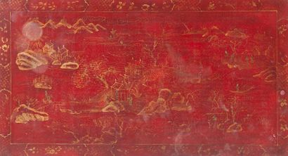 CHINE, XXème siècle Table basse rectangulaire en bois laqué bordeaux à décor doré...