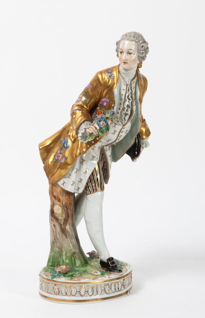 Dans le goût de SAXE Gentilhomme en porcelaine polychrome et or.

H. : 32 cm. 

Petits...