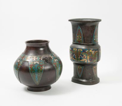 CHINE, vers 1900 Deux vases en bronze à patine brune et rehauts d'émaux cloisonnés...
