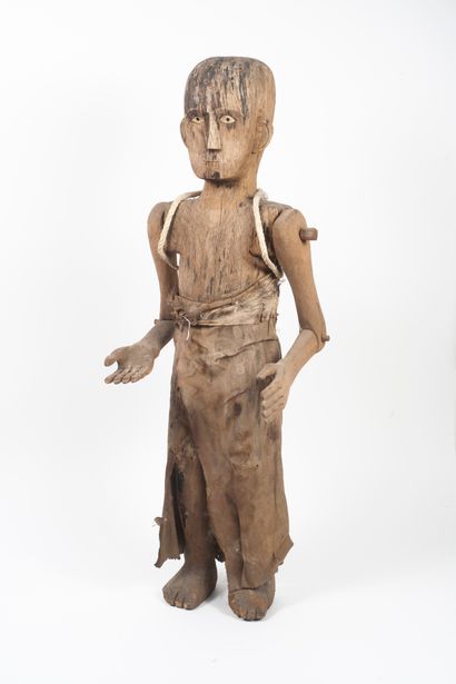 INDONÉSIE Toraja statue made of carved and articulated wood. 

Almond eyes, wearing...