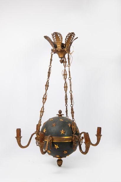 Style Empire, début du XXème siècle Chandelier in bronze and brass patinated green...