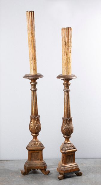 ITALIE, XIXème SIÈCLE Pair of gilded wood tripod altar picks with single-sided carved...