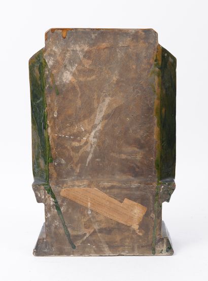 CHINE, XIXÈME SIÈCLE Enamelled stoneware stele decorated with a Lohan sitting on...