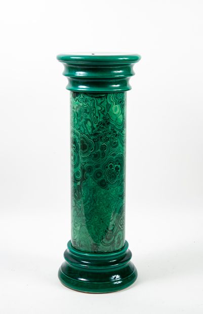 XXème SIECLE Colonne formant sellette en céramique émaillée à décor vert, au fût...