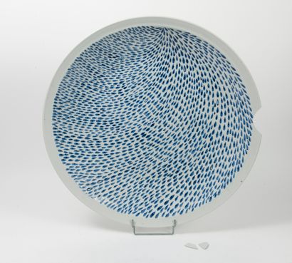 JAPON, ère Showa (1926-1989) Large circular white porcelain dish decorated with blue...