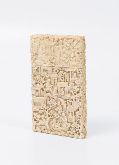 Chine, vers 1880-1900 Card case in ivory (Elephantidae spp; > 20%) carved with figures...