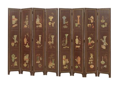 CHINE, XIXÈME SIÈCLE Small screen with eight leaves, in Coromandel lacquer with a...