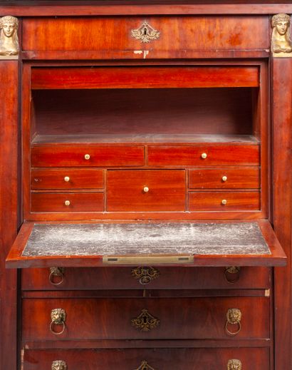 Epoque Directoire-Consulat, début du XIXème siècle Secretary in mahogany veneer cabinet...