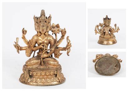 TIBET, XIXème-XXème siècles Ushnishavijaya en bronze doré assise en padmasana sur...