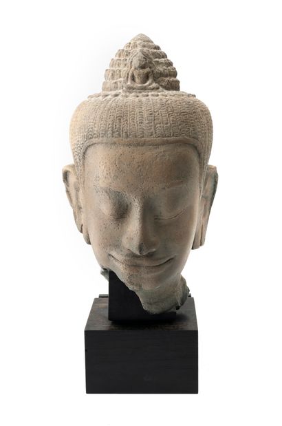 CAMBODGE, Style KHMER Buddha head.

Reconstituted stone casting.

Soclée.

H. head:...
