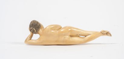 JAPON, début du XXème siècle Femme médecin.

Ivoire sculpté (Elephantidae spp ; >...