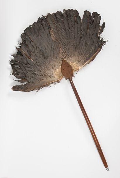 CHINE, Fin du XIXème ou début du XXème siècle Large fan with wood handle carved with...
