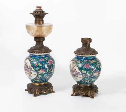 CHINE - FRANCE, vers 1880-1900 Paire de vases en porcelaine chinoise émaillée polychrome...