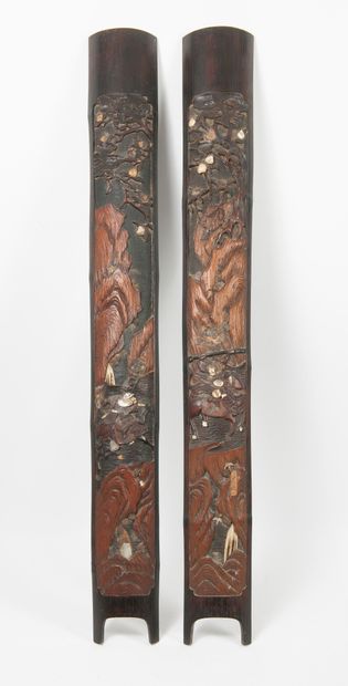ASIE, XIXème-XXème siècles Deux éléments de décoration en bambou sculpté et peints...