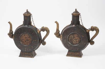 CHINE, seconde moitié du XIXème siècle Paire de verseuses décoratives en métal patiné,...