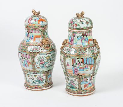 CHINE, Canton, fin du XIXème- début du XXème siècle Deux vases balustres couverts,...