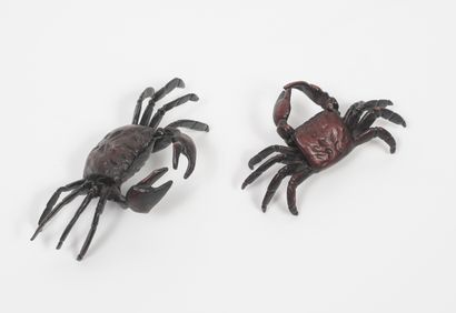 JAPON, vers 1900-1920 Two crabs in patinated bronze. 

Length : 7 and 10 cm. 

Patina...