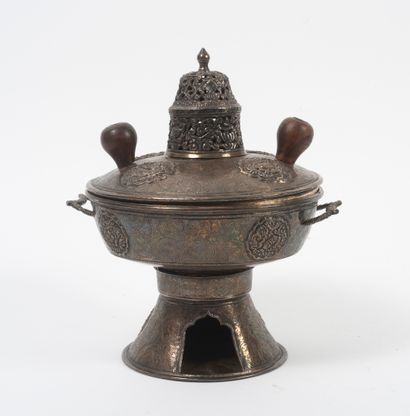 TIBET, seconde moitié du XIXème siècle Brûle-parfum en argent (min. 800) et bois...
