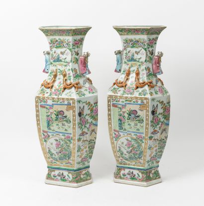 CHINE, fin du XIXème - début du XXème siècles Paire d'importants vases de section...