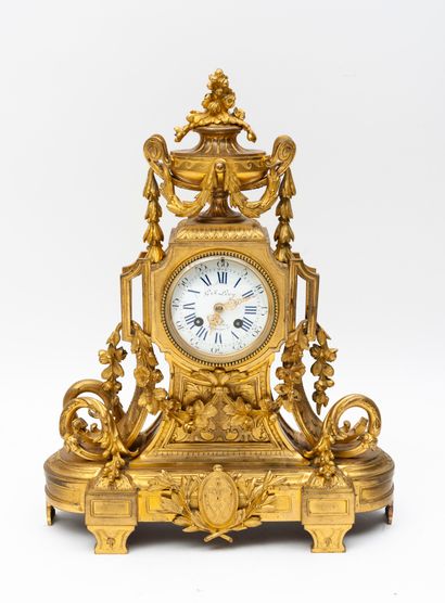 Style Louis XVI, fin XIXème - début XXème siècle. A gilded and chiselled bronze and...