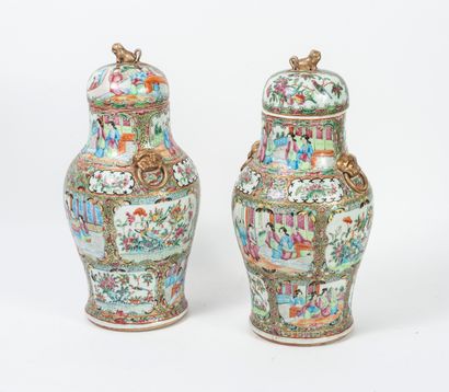 CHINE, Canton, fin du XIXème- début du XXème siècle Deux vases balustres couverts,...