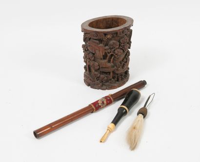 ASIE, XIXème-XXème siècles - Pot à pinceau "Bitong" en bambou sculpté de scènes de...