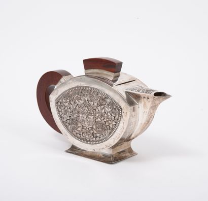 ASIE DU SUD EST, début du XXème siècle Silver teapot (min. 800) with engraved decoration...