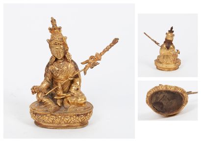 TIBET, XIXème-XXème siècles Statuette de Padmasambhava en bronze doré, assis en lalitasana...