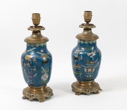 CHINE, XXème siècle Paire de vases à décor d'émaux cloisonnés polychromes sur fond...