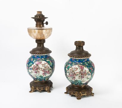 CHINE - FRANCE, vers 1880-1900 Paire de vases en porcelaine chinoise émaillée polychrome...