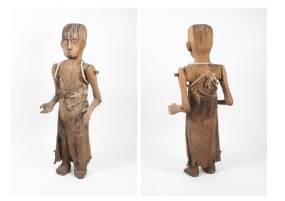 INDONÉSIE Toraja statue made of carved and articulated wood. 

Almond eyes, wearing...