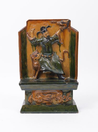 CHINE, XIXÈME SIÈCLE Stèle en grès émaillé à décor d'un Lohan assis sur un tigre,...